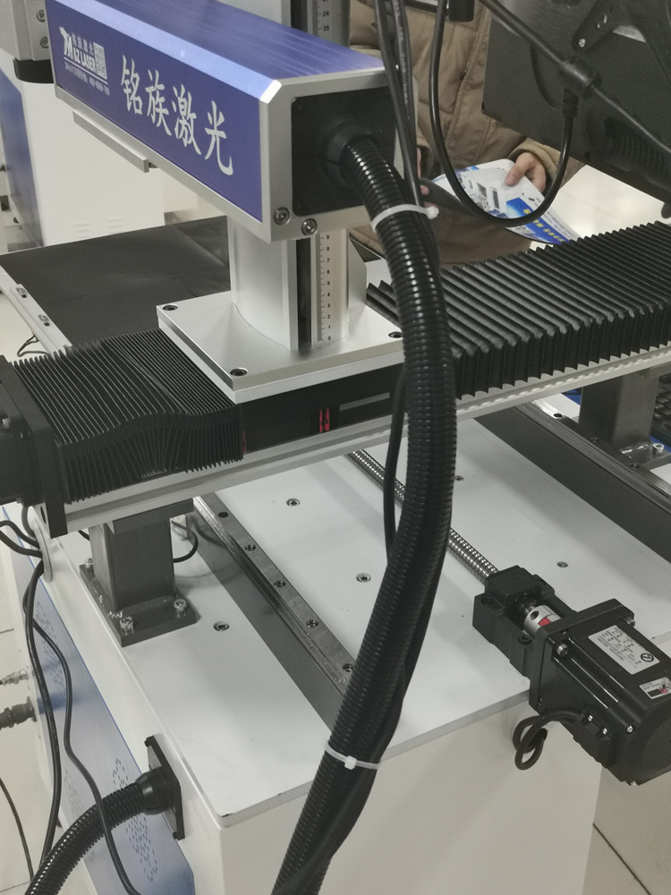 大幅面拼接激光打標(biāo)機(jī)(圖4) 大幅面拼接激光打標(biāo)機(jī)(圖4)